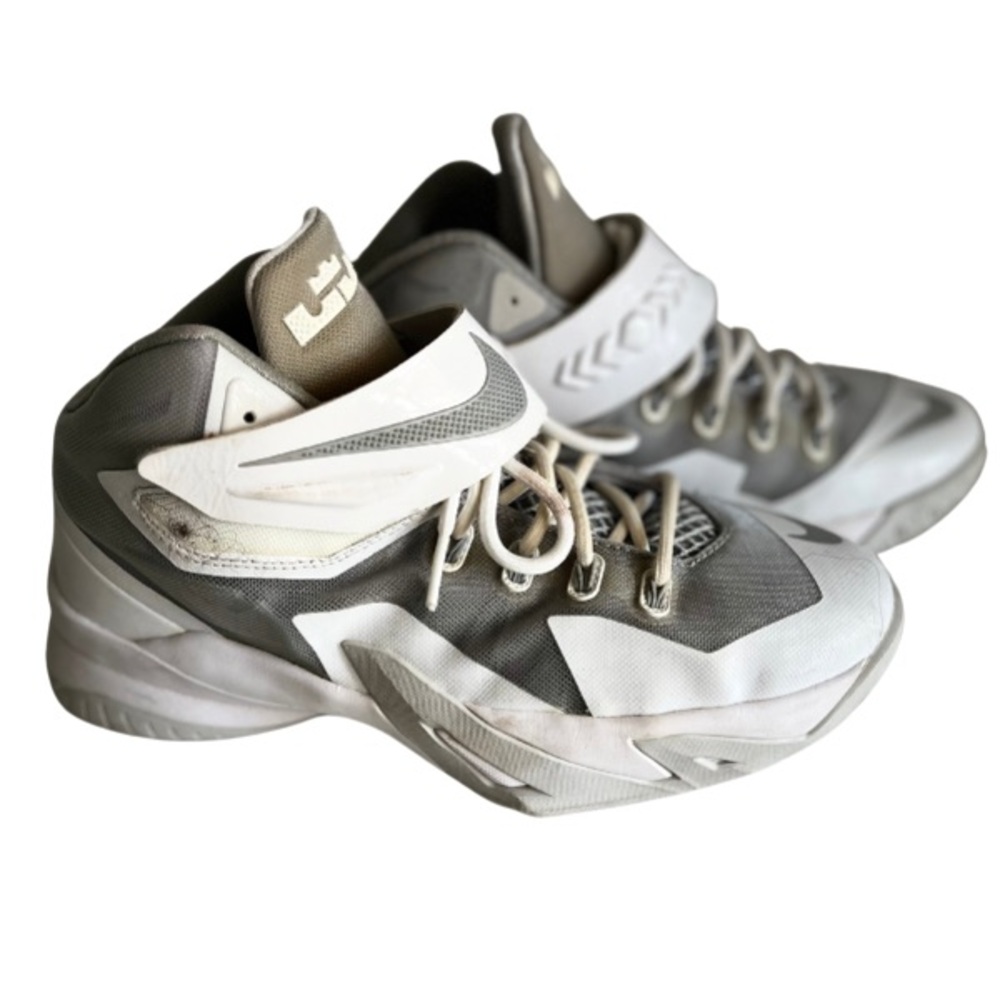 Nike LeBron 2014 White/Gray Soldier 10 Boy’s Size 6.5 Sneakers Athletic Retro